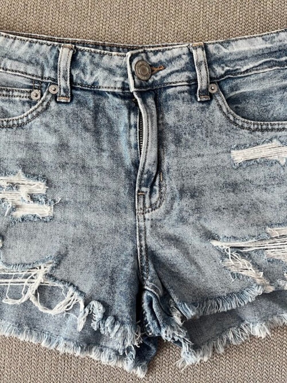 American Eagle Blue Light Wash Distressed Denim Cut Off Shorts Size 2